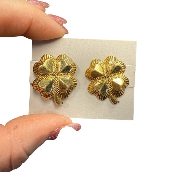 Avon “Lucky Clover” goldtone clip  Earrings NIB 1988 vintage - Picture 1 of 4
